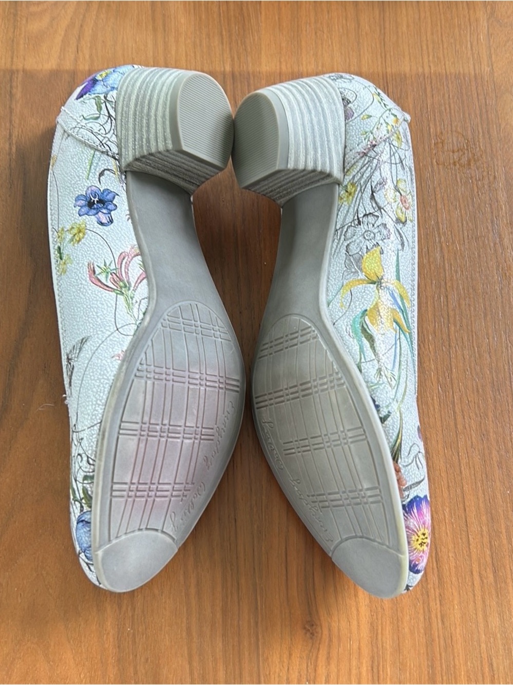Gray floral pumps - Picture 5 of 10